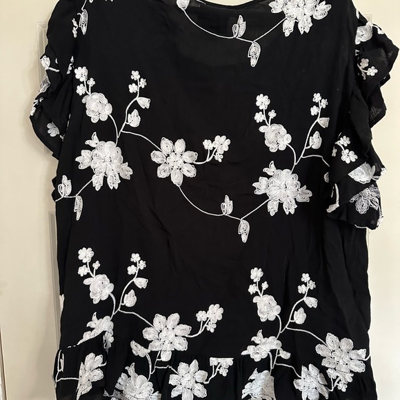 Women’s size 2X gently used black and white embroidered blouse. Liv Los Angelos - Picture 4 of 4